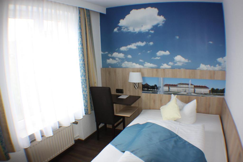 Hotel Blauer Karpfen Oberschleissheim Exterior foto