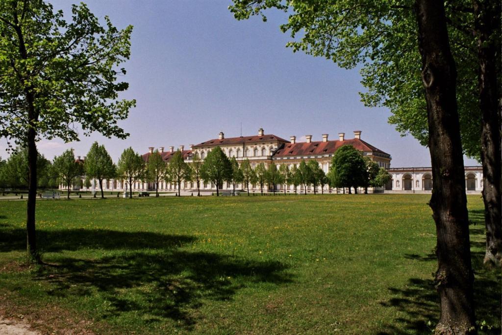 Hotel Blauer Karpfen Oberschleissheim Exterior foto
