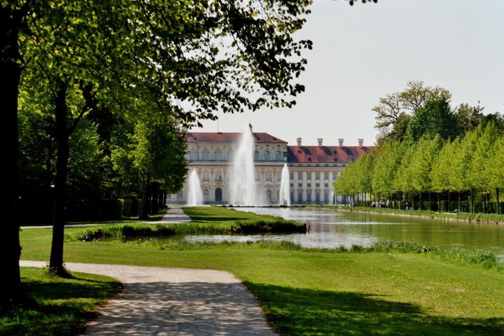 Hotel Blauer Karpfen Oberschleissheim Exterior foto