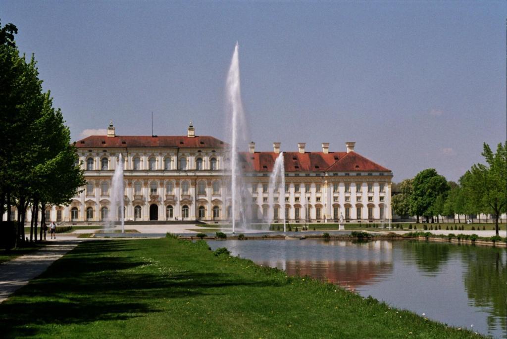 Hotel Blauer Karpfen Oberschleissheim Exterior foto