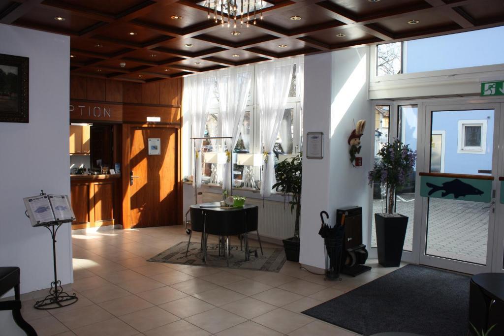 Hotel Blauer Karpfen Oberschleissheim Exterior foto